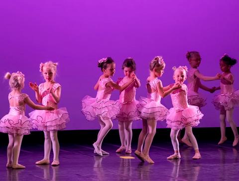 Billedet viser små balletpiger der dancer.