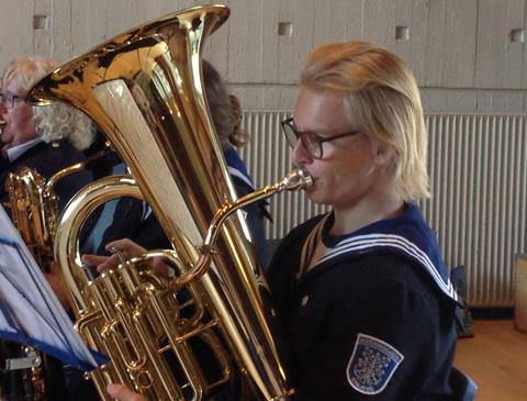 Billedet viser en ung elev der spiller Tuba, - althorn, baryton og euphonium. 