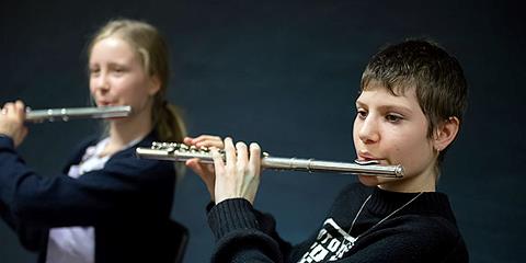 Billedet viser en ung elev der spiller Tværfløjte. 